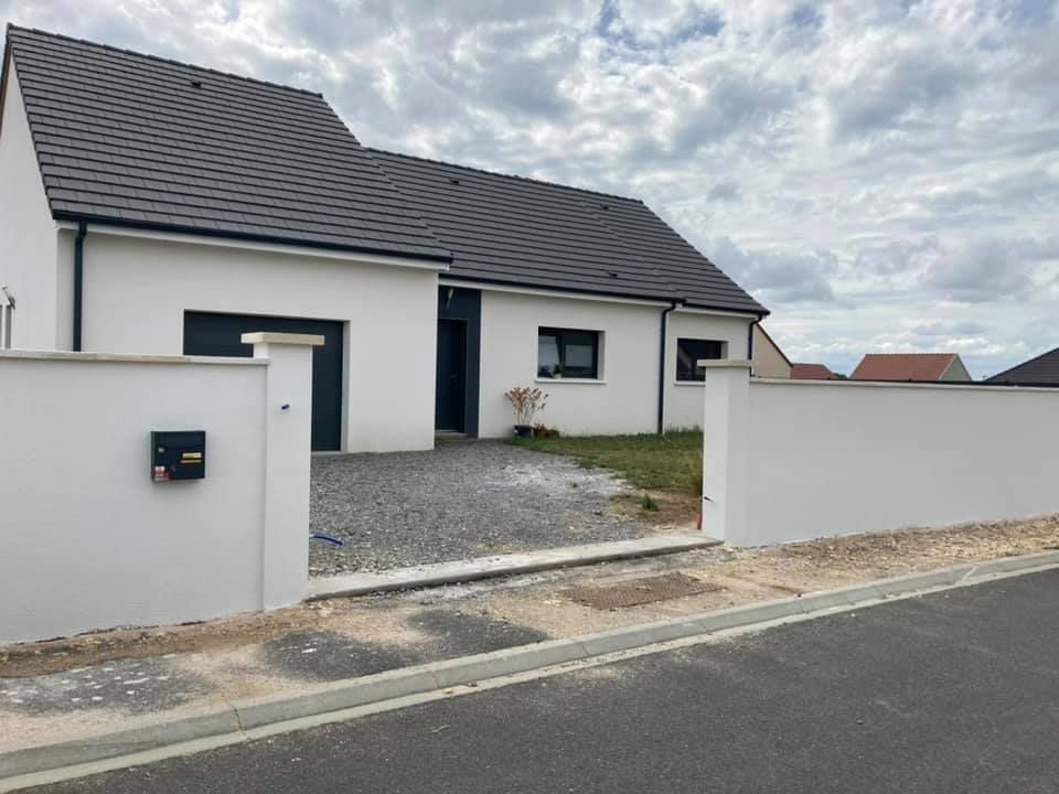 Rénovation complète d’un muret:  du ton orangé au blanc éclatant