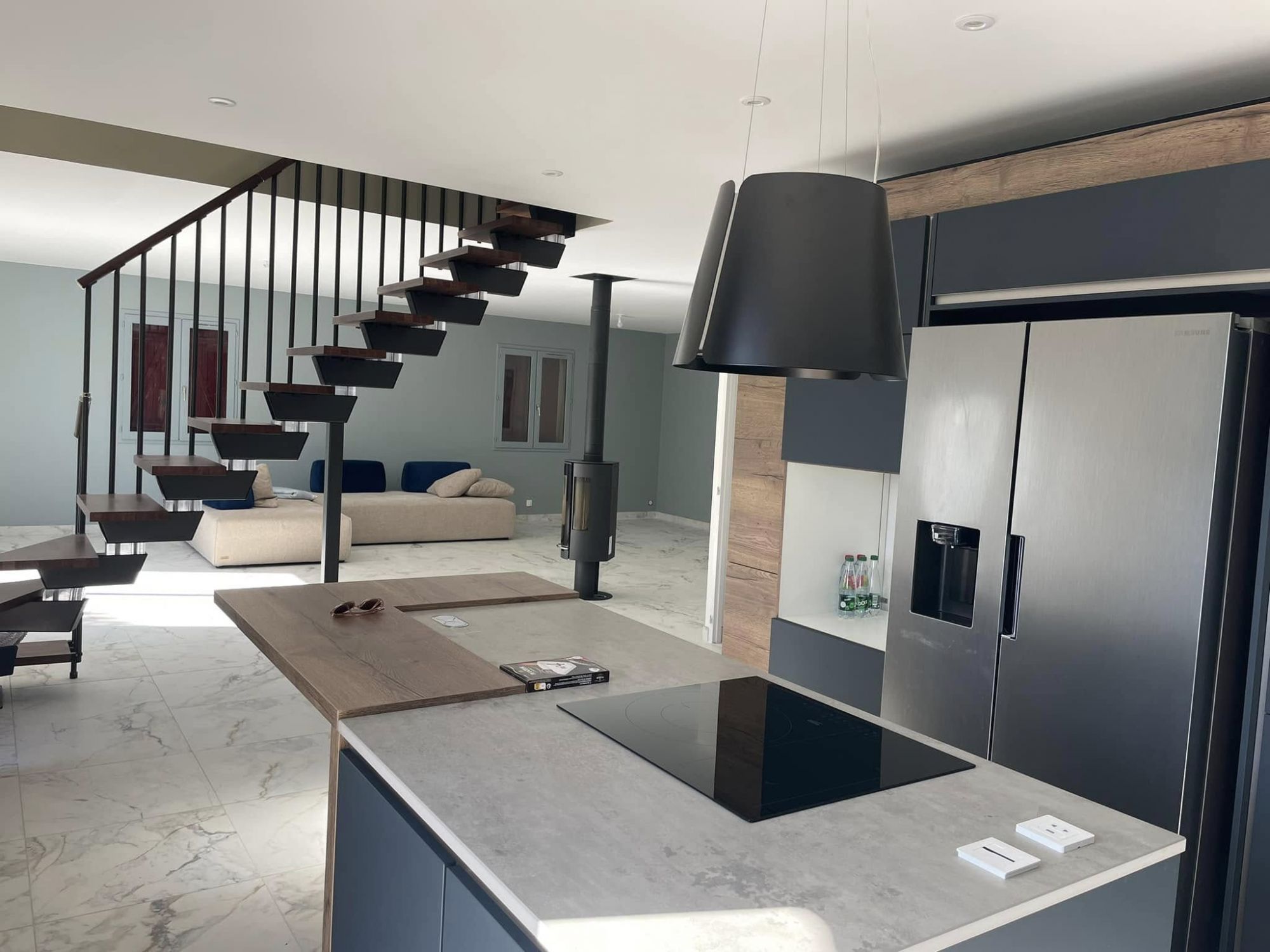 L’élégance mate rencontre le caractère bois — Une cuisine sublimée par la couleur