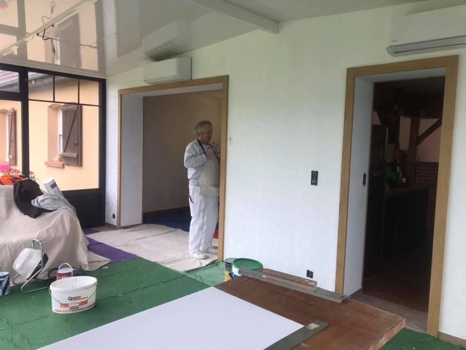 Entre papier peint noir texturé & encadrements bois